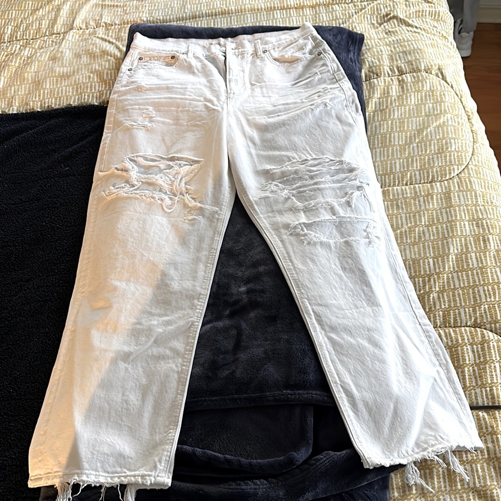 Never worn AMERICAN EAGLE jeans. HIGHEST RISE BAGGY STRAIGHT size 14.